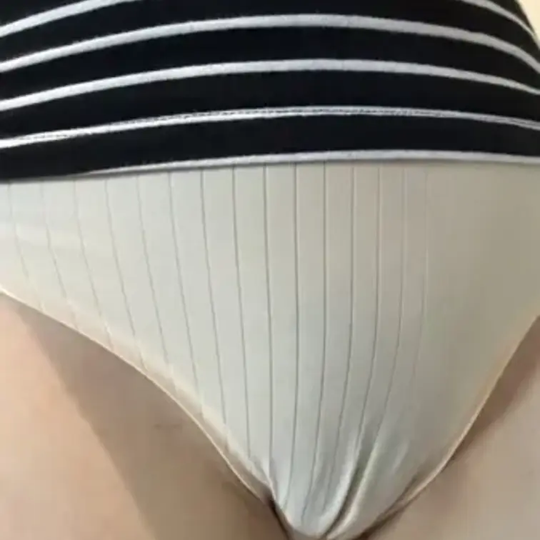 ぽぽぽの今日のパンツです🥰🥰 
 白のダサダサパンツです😅
 クロッチ汚れはプラン加入で見れますよ🥰 
 よかった