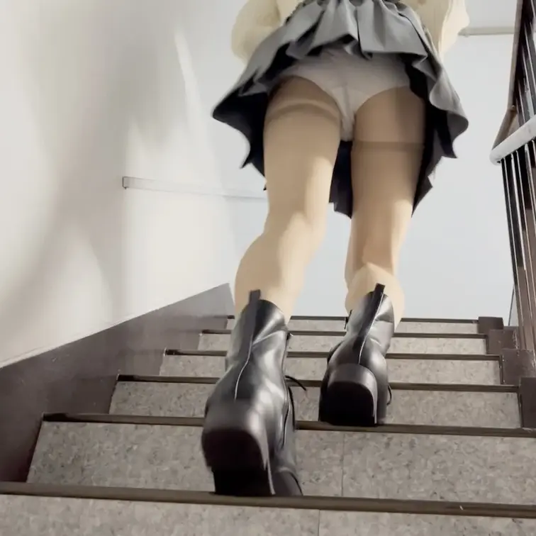 ミニスカで階段を上ってパンチラ🫶