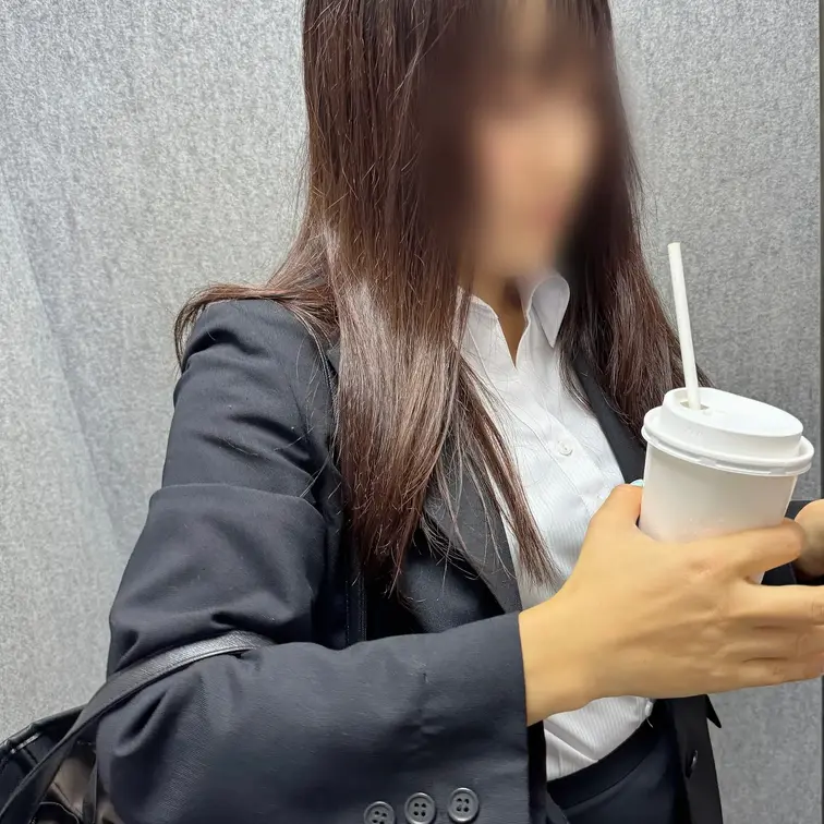 カフェラテ片手にスマホで
予定確認中の真面目な田村さん

取引先からの評判も抜群👍
見積もりも資料作成も完璧👌
