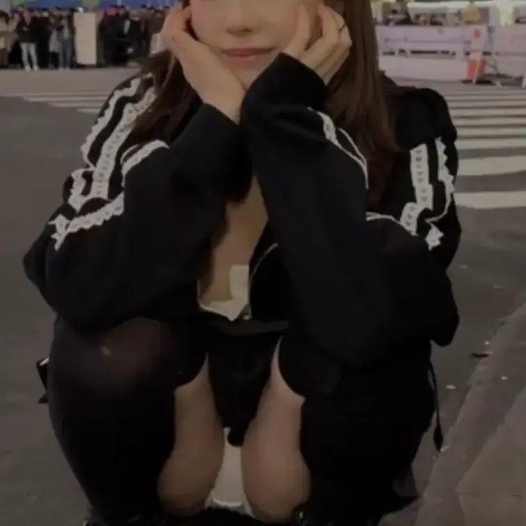 しゃがみパンチラ 