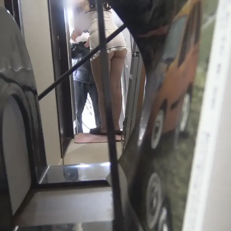 無料プラン用です。
いよいよ配達の方にエロコスを見てもらいました。
かなり見えてる衣装に愛ちゃんは恥ずかしがってましたが
かなり体は見られて敏感になってました。