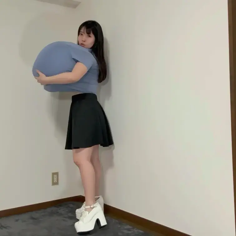 まこが、不思議なドリンクを飲んで、超巨乳になるファンタジー動画。風船で大きくしてます。