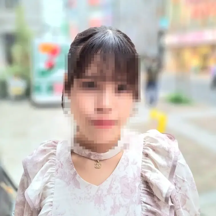 とっても可愛い女子大生をネカフェの個室に呼び出して即フェラスタート。根元まで咥えるねっとりフェラに大興奮！最後は口内に大