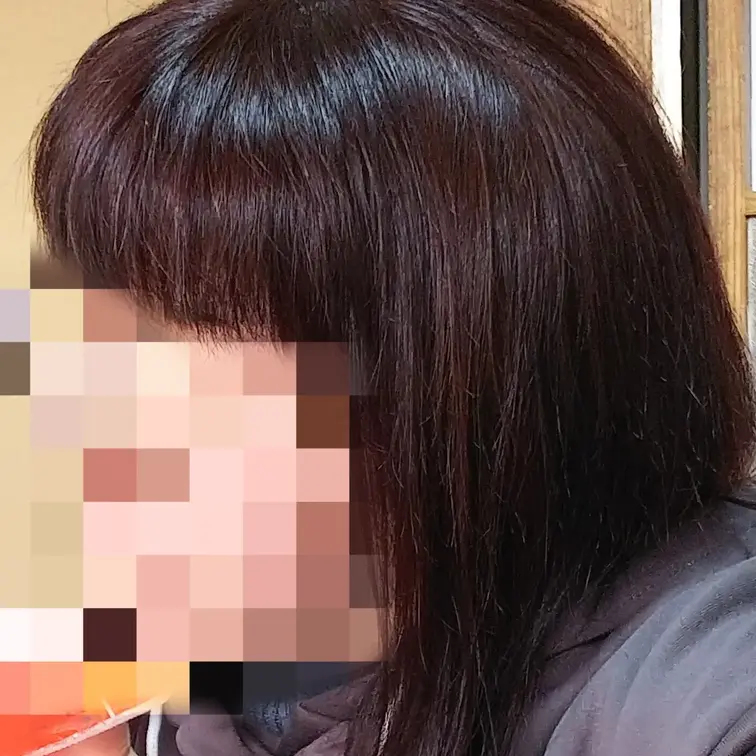 妻を横から隠し撮りした画像です。(顔はモザイクです)
横から髪を触ったり、撫でたり、匂いをかいたりしたくなります。
