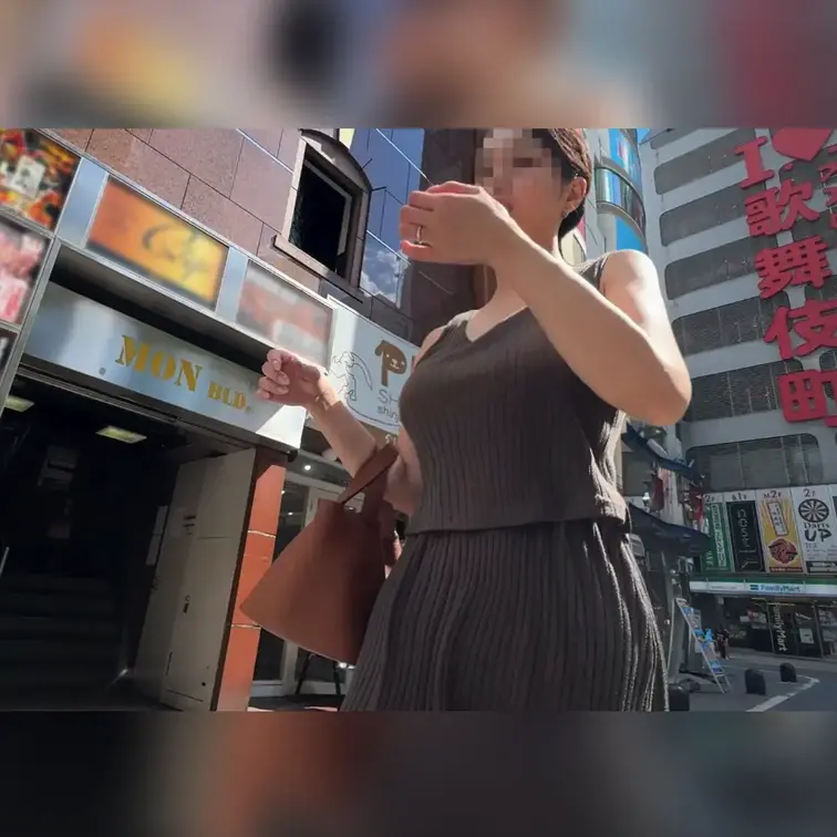 【無料】浮気する気満々のFカップ人妻に襲われた。
下ネタ好きな肉食系の人妻さんと待ち合わせ。カラオケで話してると際どい