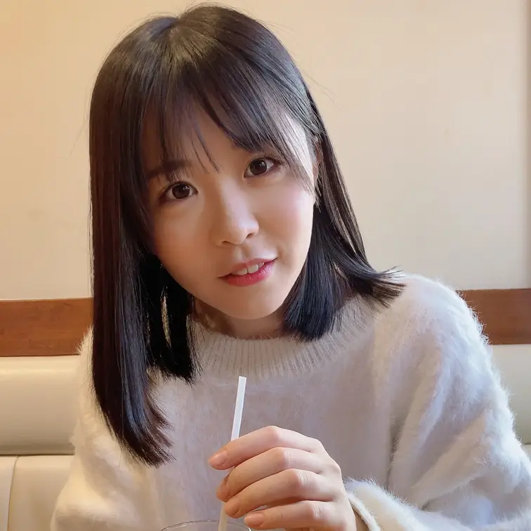 おじさん達とファミレスに行ってランチを楽しんだ後、ホテルへ直行。
大きく綺麗な胸を揉み揉み、乳首をコリコリされ恥ずかし