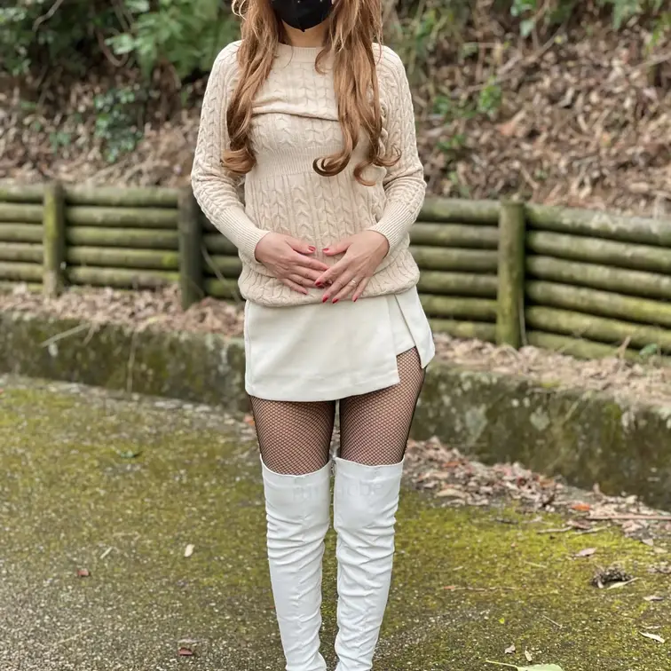 野外撮影続き💕
人気無い公園で撮影が進むにつれて大胆になっちゃいました❤️
白ブーツにミニスカ＆ミニワンピ？で撮影し