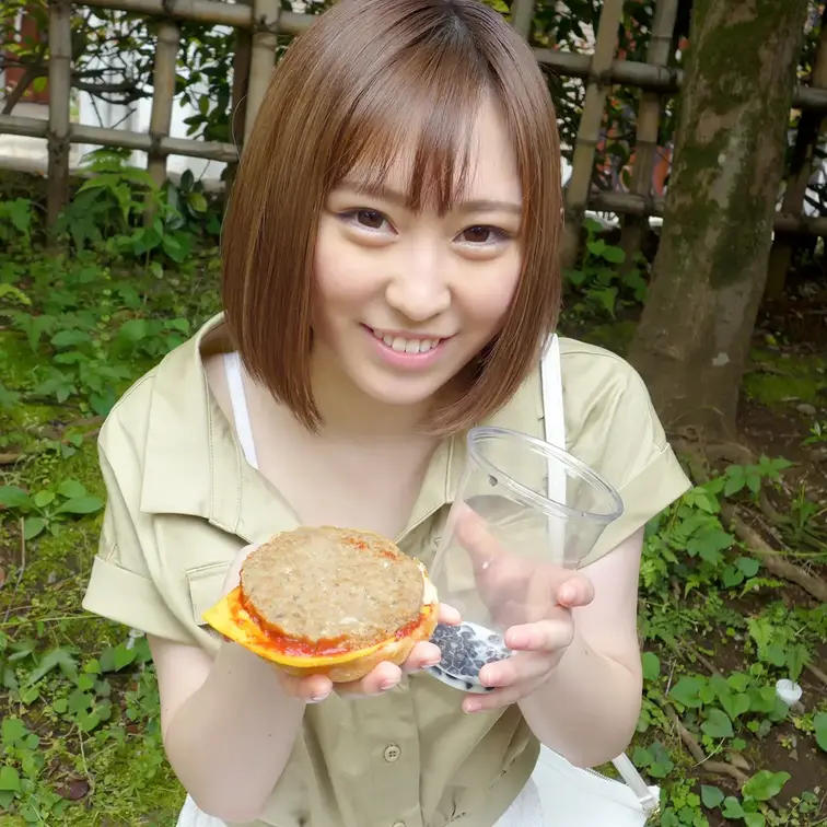 この女子大生が飲んでるものは、じつは…


出会った女子大生にフェラさせてザーメン入りタピオカ飲ませてみました。