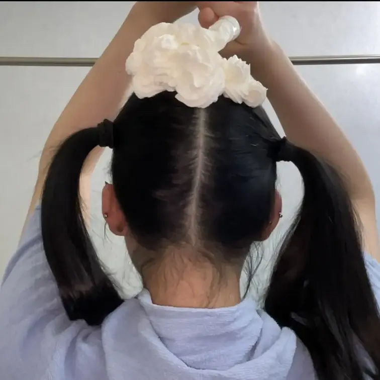 ツインテール生クリームまみれ動画です💞
髪にまんべんなくクリームを馴染ませた後にツインテールをほどくところがフェチに刺