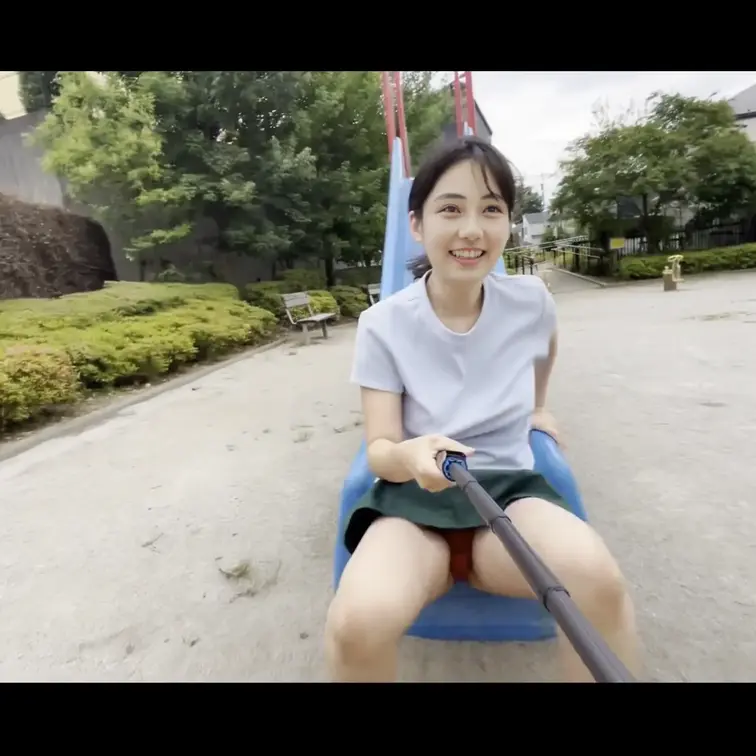 【パンチラ】滑り台を滑ったら見えちゃいました
YouTubeで年齢制限がかかったのでここにupします