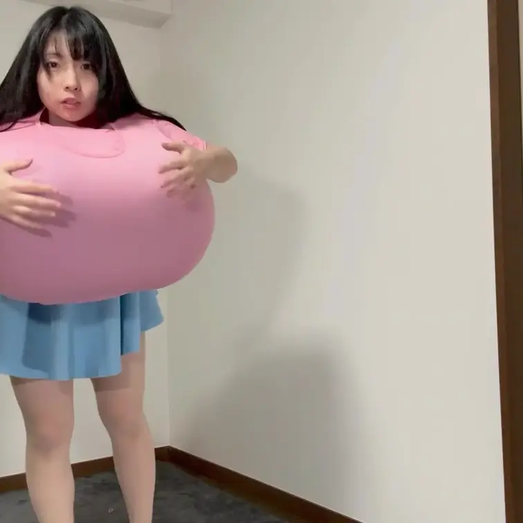 まこが不思議なドリンクで胸が巨大化するファンタージードラマ動画です。
アンバランスな身体がフェチな人へ！