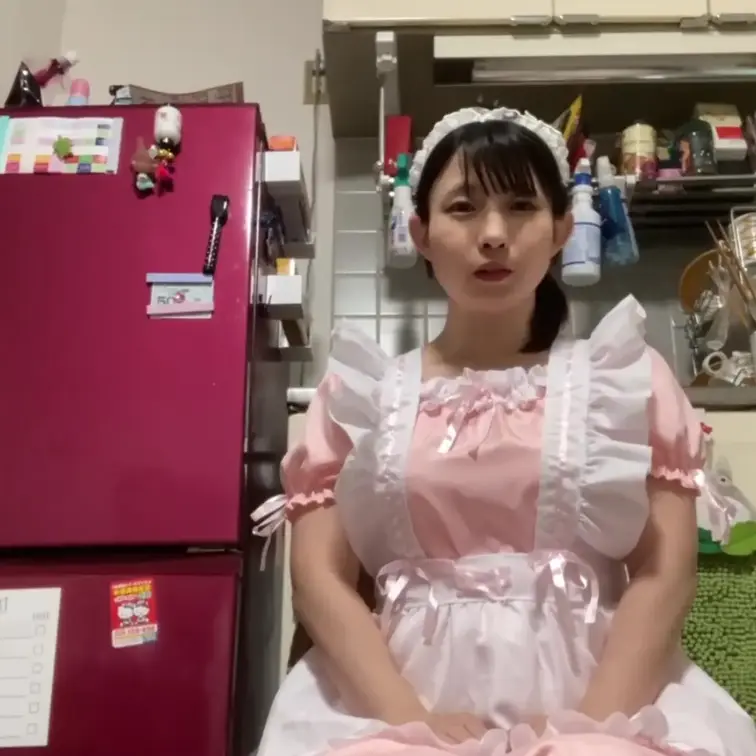 あなたの部屋を掃除に来たメイドのまこが、あなたのチンコもきれいにします。
フェラでご奉仕しますね！！
エロ漫画のよう