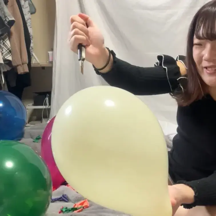 カッターで風船を割りまくる！！！