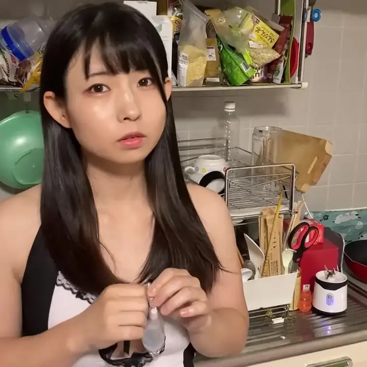 可愛いメイドのまこが、イチジク浣腸を入れて、家事をします。
我慢できずに最後は…出します。