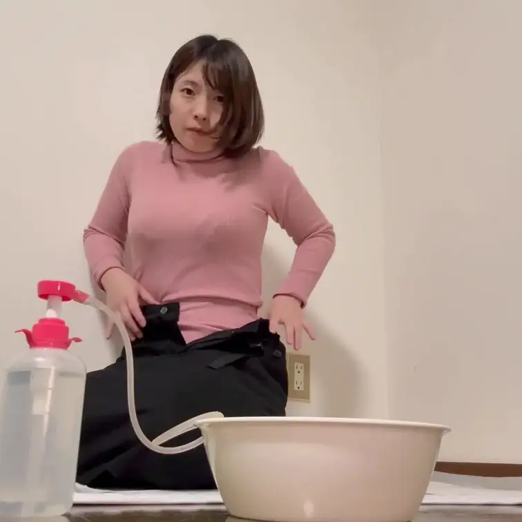 プッシュ式のポンプ浣腸を自分でして出します。