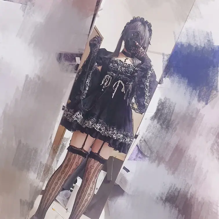 数年前に買ったゴスロリきたら太ったせいでぴっちぴちでした😭😭まあ着れただけ良いか、、、、