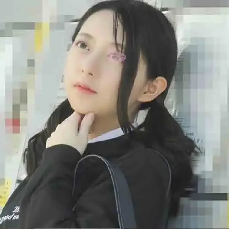 またもや制服バンギャをヤッちゃいました

制服の上からツアーグッズのパーカー着て

ライブハウスの前でうれしそう