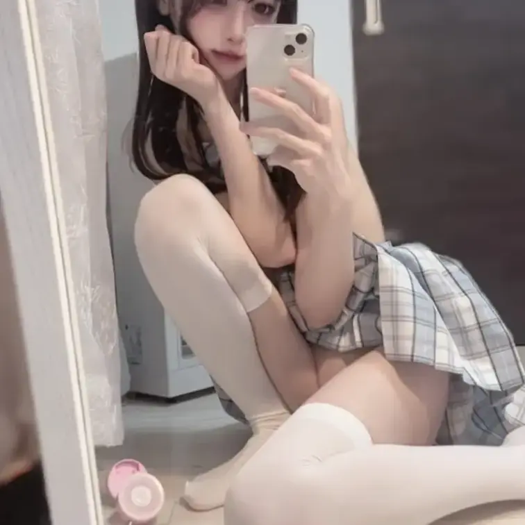 ちなみの制服写真集24枚♡
合法J◎になってみたよ🐰

水色と白の組み合わせが可愛すぎていっぱい写真撮っちゃった🫶