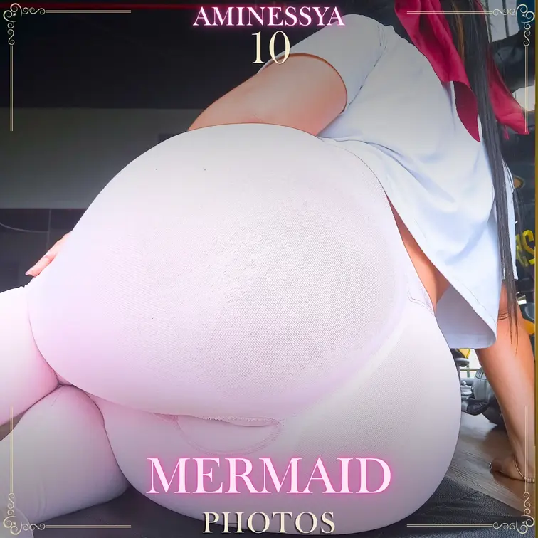 AMINESSYA COLLECTION 10  MERMAID  ✒︎✒︎✒︎ 日本語 ✒︎✒︎✒︎  柔らかな光に包まれながら、まるで人魚の尾びれのような美しいシルエットを映した一冊。丸みや曲線、レギンスの質感まで丁寧に切り取った、AMINESSYAらしいフェティッシュでアーティスティックなフォトコレクションです。  ✒︎✒︎✒︎ English ✒︎✒︎✒︎  Bathed in soft light, this collection captures a silhouette reminiscent of a mermaid’s tail. Every curve and the delicate texture of the leggings are highlighted with care, creating a signature AMINESSYA photo collection that blends artistic beauty with subtle fetish aesthetics.