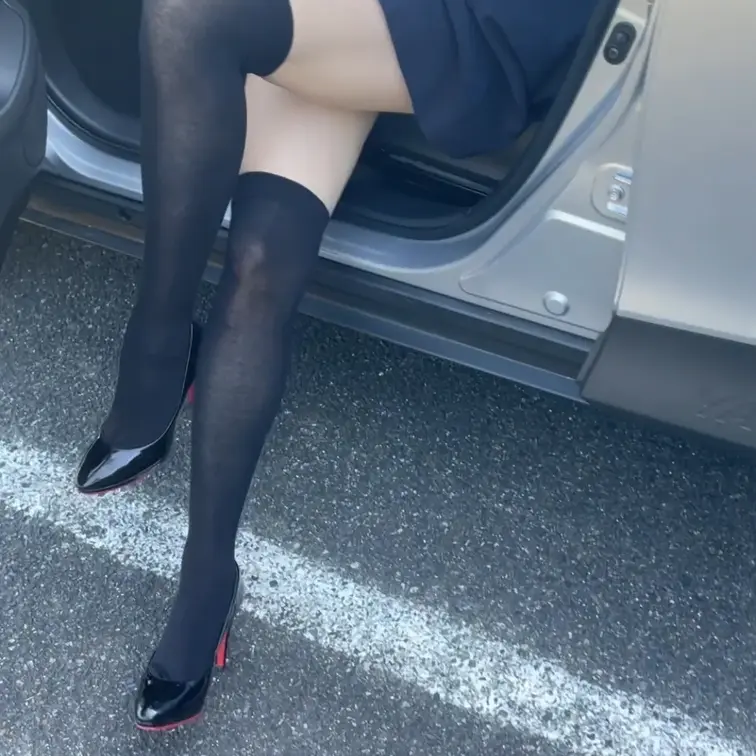車からニーハイ誘惑