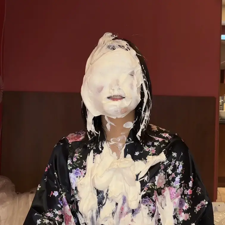 パイ投げ撮影#1
和風コスプレがよく似合うモデルさんにパイ投げを体験してもらいました。
終始「苦しい」と訴えながらも、楽しそうに汚されていく姿は必見です！
【使用素材】
生クリーム、粉、チョコソース
【動画時間】
38分
※本編では顔出しです！
※作品を第三者に提供、譲渡、販売することは禁止です。
※無断販売・無断転用が確認された場合、法定処置を取ります。
※作品は予告なく削除する場合があります。