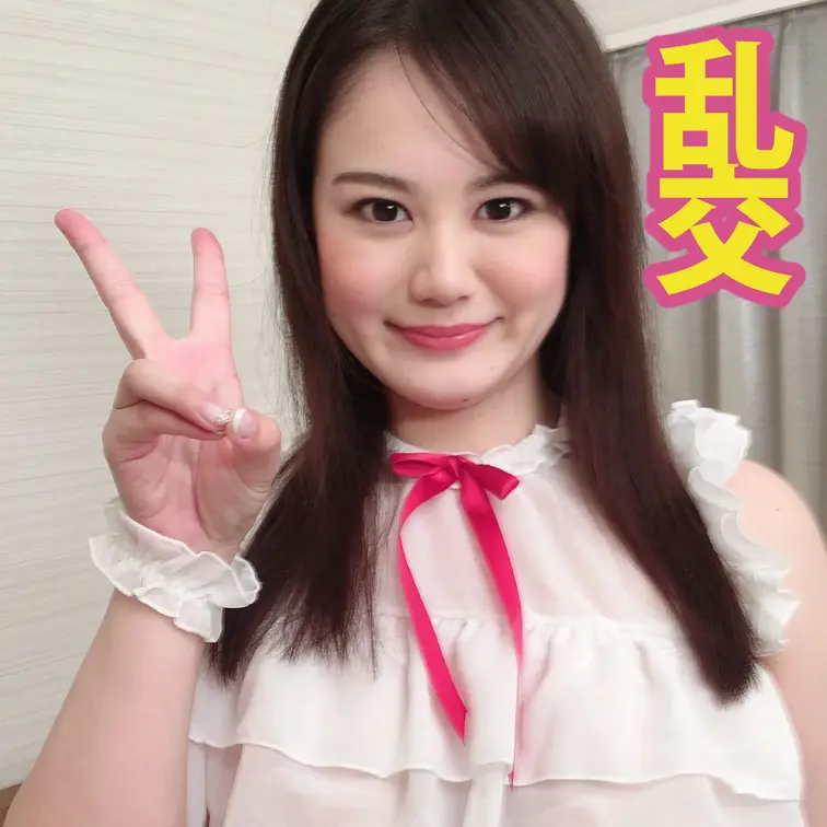 SNSで知り合った、ぽっちゃり彼女。
ホテルに招き、コスプレを着させてベッドに横たわさせる。
男たちに囲まれキスされ