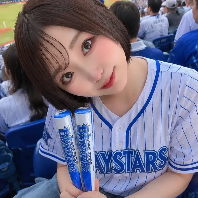 チャッピーに流行りの野球観戦している画像を作ってもらったんだけど、、、

なんかちがうよぉぉぉ！！！

まぁ、か