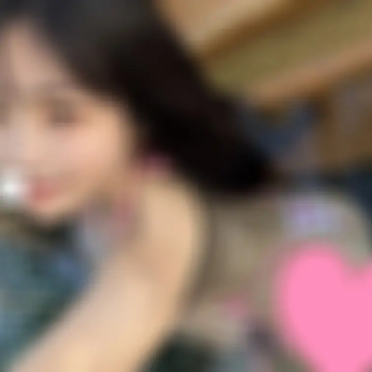 初公開のマイクロビキニ！？
ネットで買った水着が小さすぎた🥺
お尻丸出しで恥ずかしっ、、、🫣

いま家族旅行中な
