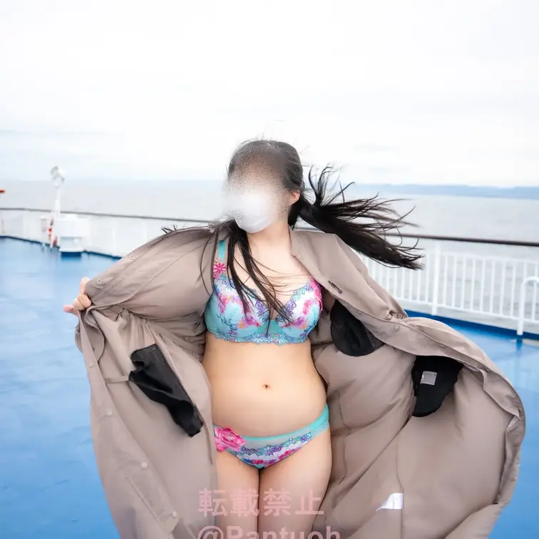 お久しぶりですm(__)m
旅行中にフェリーの中で露出したのでその写真を公開しますね♪
エックスだと場所的に出し抜く