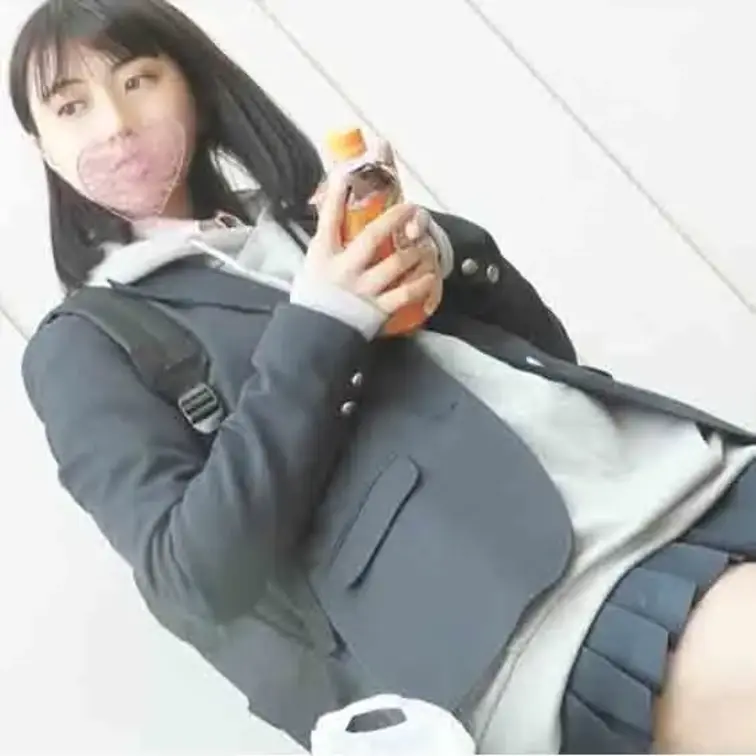 今回はV系バンドの入り待ちしてた制服バンギャです

ショートボブのあどけない顔立ちに

ミニスカ制服のムチムチし