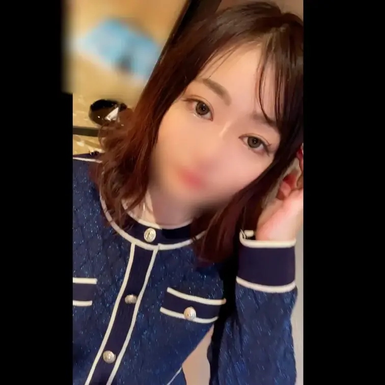 【個撮】色白顔面つよ美女　色気抜群で仕草がエロい美女を裸にして性感マッサージ、昂った淫乱女にち●ぽを差し出し美味しそうにジュポフェラさせ口内大量射精

＝＝＝＝＝＝＝＝＝＝＝＝＝＝＝＝＝＝＝＝＝＝＝＝＝＝＝＝＝＝＝＝
某所でナンパして捕まえた、色白グラマー美女です。

予定をすっぽかされて暇していたらしく、

ダメ元でホテルに誘ったところOKとのことだったので、

すぐに連れ込みました。




雑談しながら色々聞いたところ、今は女子大生とのこと。

さぞ大学ではモテているのでしょう。

そんなモテ美女に対して、スカートをめくるように指示します。

恥ずかしそうにめくる姿はとても面白かったです。

下から舐め回すように撮影して、流れでマスクも外させました。

　


椅子から立たせて服を脱がさせます。

ワンピースを下からめくる仕草がもうエロいです。

そのまま下着も脱がせて裸にさせます。

少し身体を温める為に、フェザータッチからの性感マッサージをしてあげました。

身体をビクビクとさせている姿を見るのは楽しかったです。




床に座りちんぽを目の前にすると、嬉しそう笑ってます。

どうやらかなりちんぽが好きなようですね。

触らせると、なかなか良い手つきです。

早く咥えたそうにしていたので許可を出すと、

自ら奥まで咥えてジュポフェラしだしました。




フェラのテクニックもなかなかです。

口の中で舌を動かしてレロレロさせたりしてきて、かなりエロいです。

奥まで突っ込んで涎を垂らしながらゲホむせしている姿を見て楽しんだら、

最後に頭を掴みながらジュポフェラさせます。

すぐに限界に達したので、そのまま口内射精しました。




苦そうに顔を歪める姿を見ることが出来て、最高に楽しかったです。

近いうちにまた呼び出そうと思います。



#変態
#パイパン
#スレンダー
#着衣
#美乳
#美尻
#お尻
#個人撮影
#素人
#おっぱい
#電マ
#オナニー
#主観
#P活
#かわいい
#可愛い
#美人
#美少女
#高画質
#下着
#オリジナル