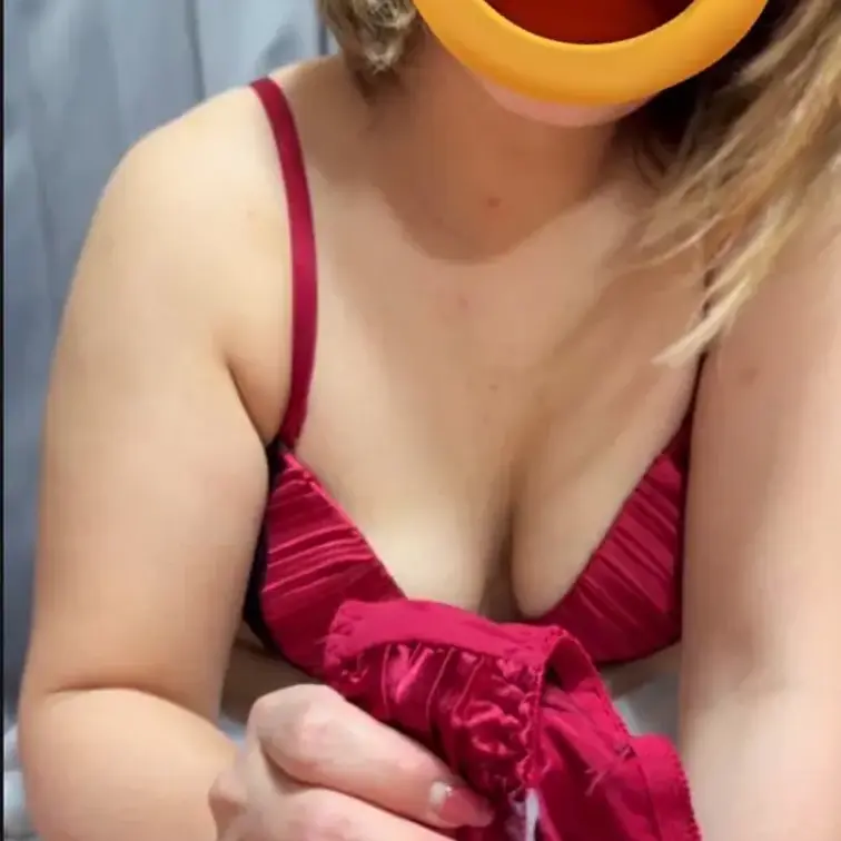 フォロワーさんに送るパンティ撮影してたらムラムラしてきて抜いて欲しいと言ったらパンティでシコシコしてあげようかと言ってく