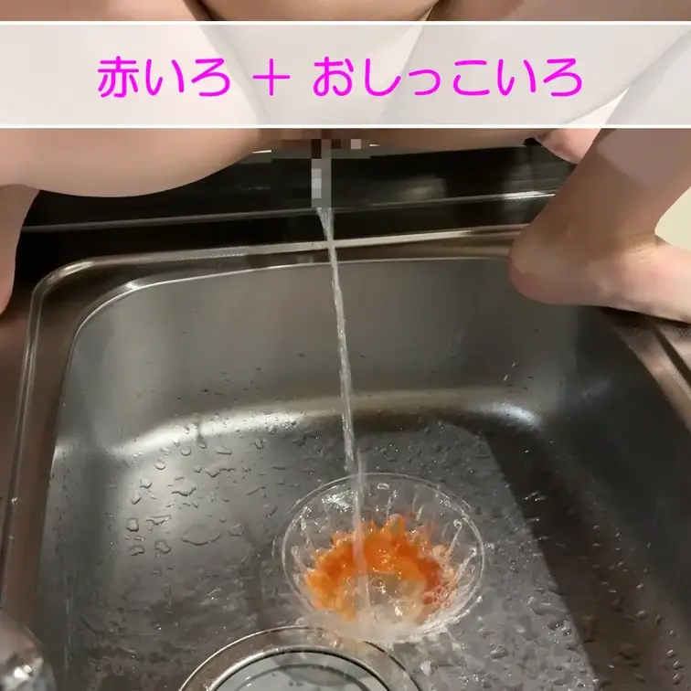 赤色とおしっこ色を混ぜたら何色になるんでしょうか？食後のキムチ容器があったので、キッチンで実験してみました♡