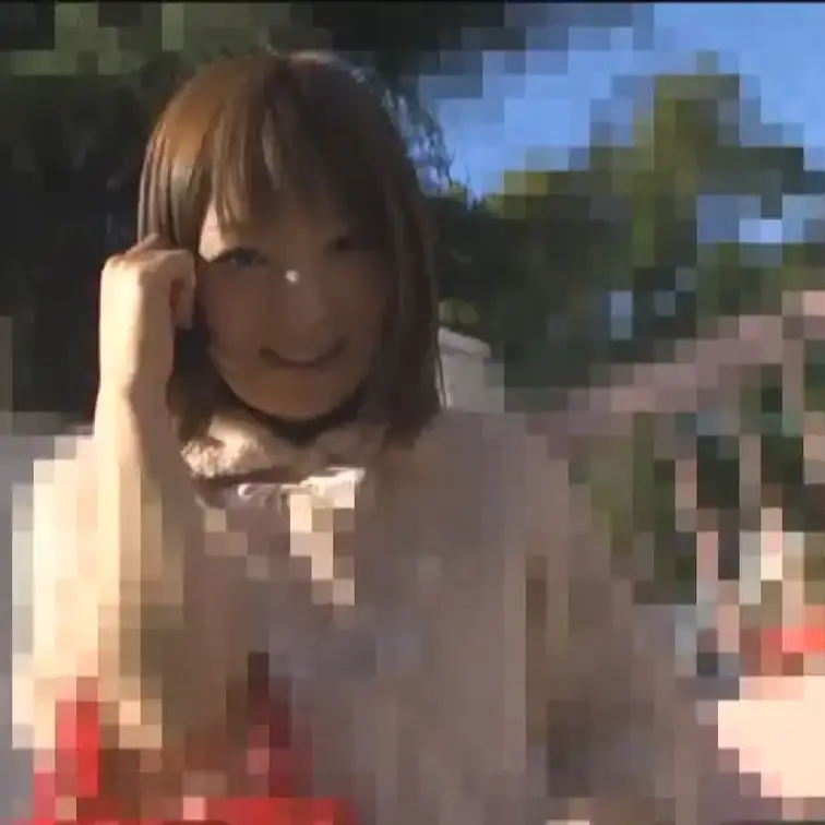 子を幼稚園に送り届けた若奥様に「テレビの取材をさせて下さい」と声をかけてナンパしたら、育児が一段落した解放感もあり喜んでついてきた！！パート③

ファッションの取材だと偽り、着ている私服をチェック。「奥さんすごくお綺麗ですね。旦那さんが羨ましいな～」「主人は子の話ばかりで…久しぶりに褒められて嬉しいです」徐々に奥さんとの距離も縮まってきた。「ちょっと下着のチェックもさせていただけませんか？お願いします！！目線とか入れて隠しますので」少し戸惑いつつも下着を見せてくれた。生地感をチェックしながらどさくさ紛れにブラのホックを外してみた「ちょっと…困ります…」と言いつつも表情は嫌がっていないようで・・・ (1/2)