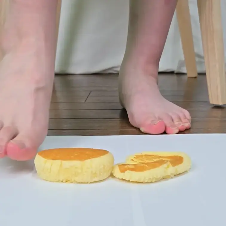 高身長モデル・まこちゃんのフードクラッシュ第一弾！
ふわふわの質感が足裏でゆっくりと潰れていく様子を、足元中心に丁寧に