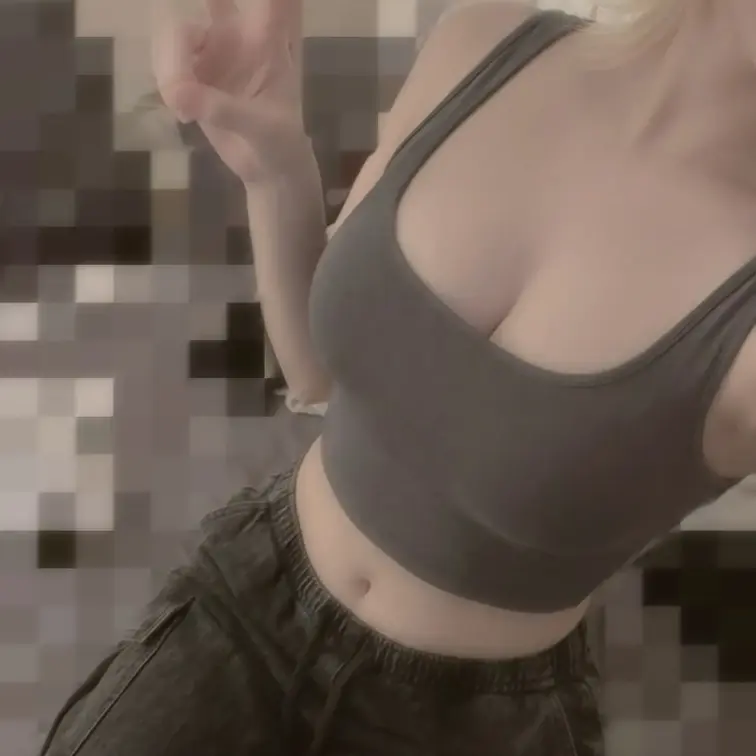 夜猫の画像: 夏はこのくらいの服で外出たいけど視線が痛いので😣なんか羽織ります