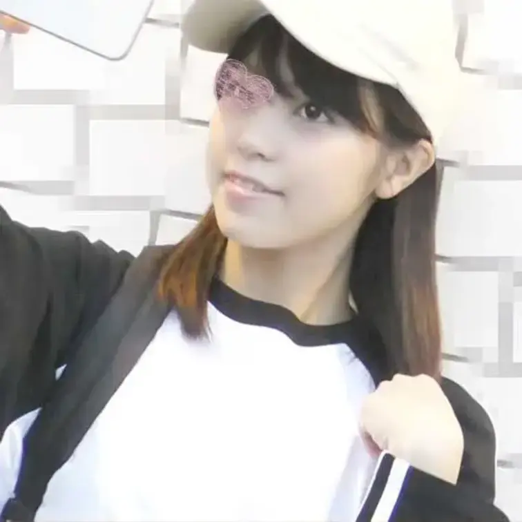 知り合いのパンクバンドのライブに来てたミニスカバンギャです

ドルオタの仲間によると某アイドルグループの人気メンバー