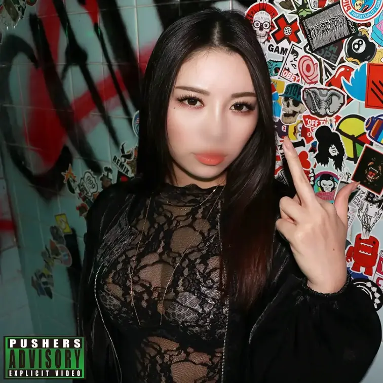 クラブでクール巨乳美女をナンパして、クラブのトイレでフェラさせちゃいました