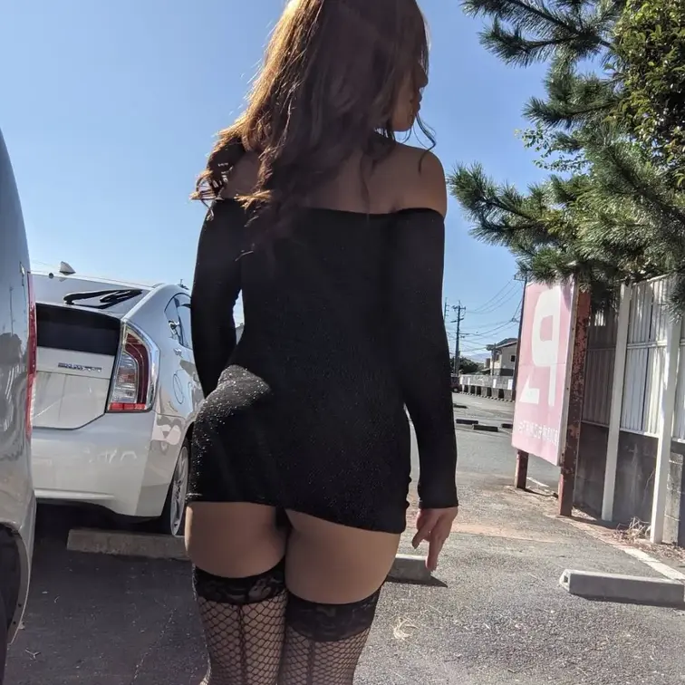 素晴らしい衣装です💦
後ろから丸見え㊙️㊙️㊙️㊙️
皆さん、見かけてお触り撮影ください🙌