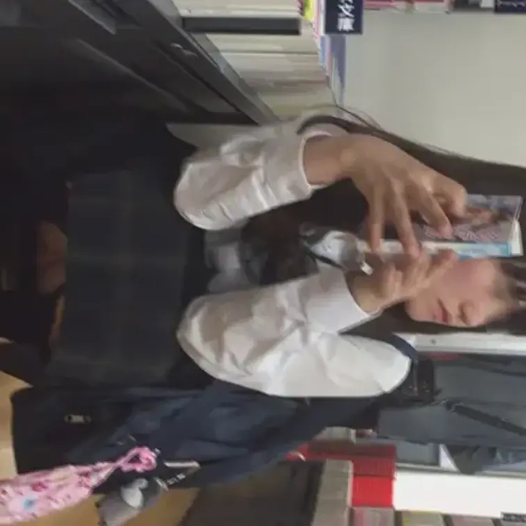 ブックオフに居た子を撮りました。
この子、立ち読みする時に壁にもたれてしゃがんで読む癖があるようで、その際にはパンツが