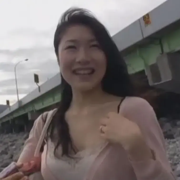 「旦那は私を愛してくれてはいるけれど…平気で他の女性と付き合うんです…私だって一度くらいなら…」　旦那以外の男の肉棒を欲しがる不貞妻 　小田原在住　人妻・飛鳥　３０歳
初めての浮気に興奮する人妻。今回は小田原を訪ねたら、そこには胸元の谷間がまぶしい美人妻が！目をとろけさせて淫らな声を漏らし、カラダを仰け反らせて大興奮！