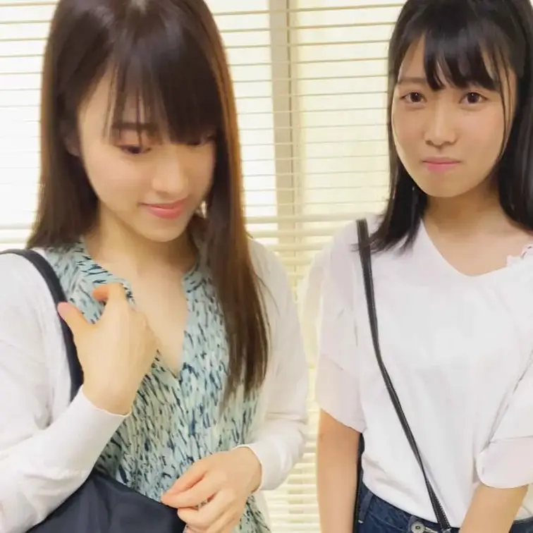 文京区にある国立系の女子大そばsにあるコンビニで見かけた2人組です。
一人は育ちの良さそうな清楚な雰囲気、もう一人は地方の公立校から上京してきた感じの素朴な可愛さのあるタイプです。いずれも、あまり男性慣れしていない感じが漂っています。
「二人学生ですか？」
「学生です」
「今日は何するんですか？」
「今日は買い物に…笑」
「何買うんですか？」
「服とか見たいなって」
「バイトとかしてるんですか？」
「バイト…してます（笑）」
「バイトの給料満足してますか？」
「それなりに（笑）」
「普通のカフェのバイトなので、あまり高くないので…」
「パパ活とかしますか？」
「パパ活……ちょっと怖い（笑）」
「したことない？」
「ないです」
「興味は？」
「…ちょっとある（笑）」
そんな会話から、何とかお小遣いありでの撮影協力にこぎつけました。
場所は2人が通うキャンパス内の空き教室。
地方から上京してきた風の子には生挿入しています。
最後は育ちの良さそうな清楚な方のお尻に射精しました。 (1/2)
