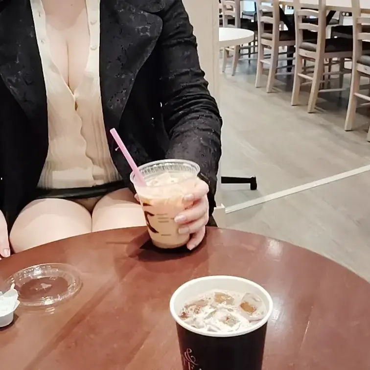 ♥️露出♥️ティータイム露出

アウトレットで買物したあとは
ちょっと一休みのティータイムです
意外とカフェでま