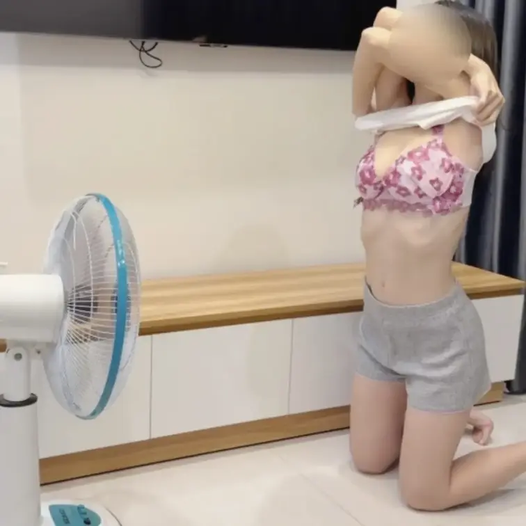 あおまりカップルの動画: 【ショート動画】夏の始まり🌻暑かったので扇風機の前で上半身裸にな