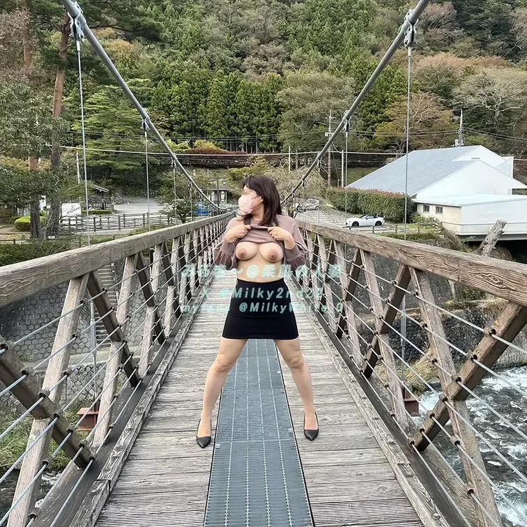 この頃はドキドキも限界突破で滴るくらいに濡れちゃってたし、おちんちん欲しくて仕方なかったの😆💕

エッチな人に見つか