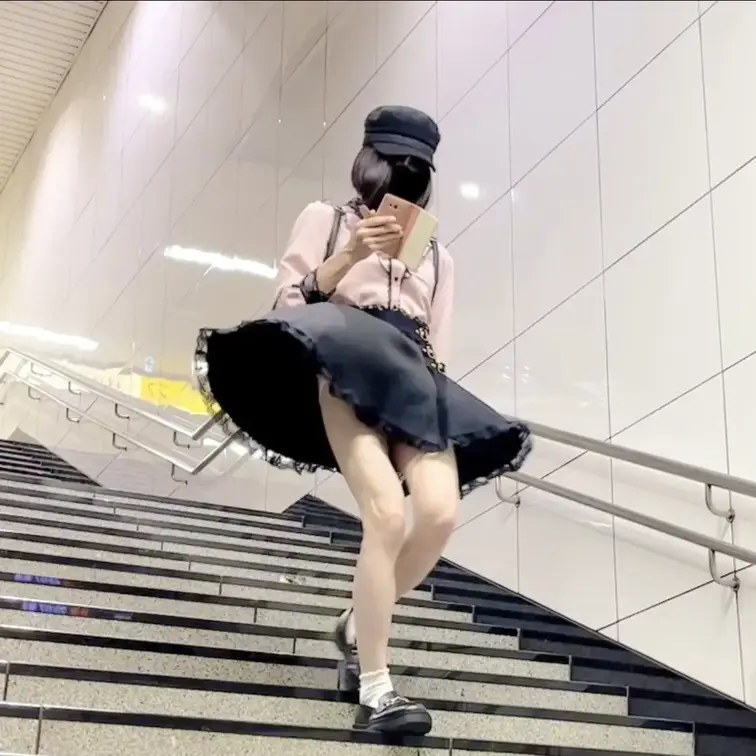 駅の階段で舞い上がるスカート🚃
階段を降りてたら、下から吹き上がってくる風できれいにスカートが舞い上がっちゃいました🫣