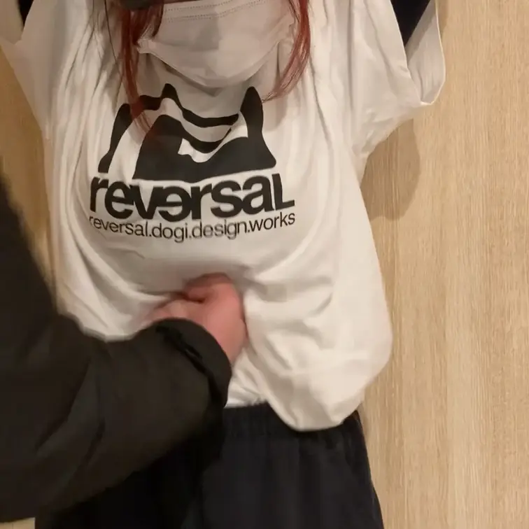 今作は、スポーティーな格好で格闘技のブランドの服を着てみたので、格闘技をやっている強い女の子がやられてるみたいなシチュエ