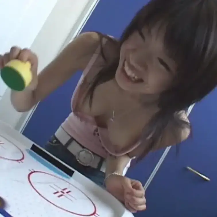 巨乳マニアオジのコレクションナンバー４６　巨乳素人さんとエアホッケー対決
巨乳ちゃんとエアホッケー対決！エアホッケーに夢中になり、無防備に揺れるおっぱいを堪能しちゃいましょう！ (1/2)