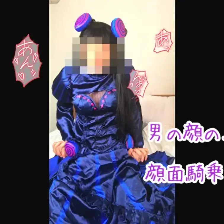 ご覧頂きありがとうございます♪

ドレスやスカートの中に男を取り込み捕食したり、
スカートを履いたままの騎乗位などをテーマに
作品を作っているサークルです♪

今回はVol,100まで続いた
THE SATIN GAMEシリーズの初回。
Vol,1をお送りします。

新シリーズの最初の作品という事で
撮りたかったキャラは決めていましたし、
衣装にもこだわりました♪

F〇Oの紫式部風の衣装での撮影です♪
脚のくるぶしまである長いロングタイトスカートに、
胸の部分がメッシュになって一部見えるようになっている
隠すところは隠し、出すところは出す衣装・・・。

絶対このキャラで！と希望を伝えた所モデルさんも
快諾してくださり撮影が無事に出来ました♪

今回はまずイメージ動画から始まり、
服の下におっぱいの乳首に直接触れる
おっぱいローターと
下着の中にローターを仕込んでもらった状態で
リモコンのスイッチもオン・・・。

ブィィィィィン・・・という
機械音と共に、モデルさんの身体が跳ね返り
快感にあえいでいます。。

場面は変わり、男の顔の上を跨いで
ゆっくり腰を落とし・・・・
「ふぅ・・・」とつぶやいた後は、
秘部を舐められる事で快感で押し寄せてきます・・・。

「ひぁ・・ぁ・・」

思わず仰けるような態勢で最後まで果てていく
のでした♪