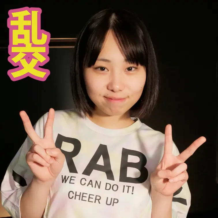 可愛いロリ子ちゃん。
お兄さん２人とたっぷり遊んでます。
小振りのおっぱいとつぶらな瞳で性欲をかき立てます。
体型